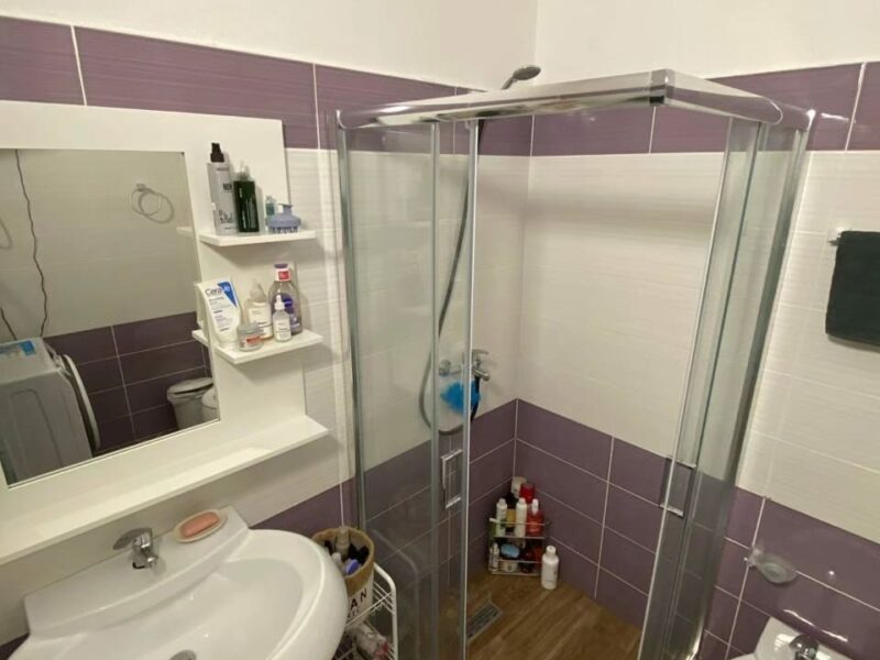 Apartament per shitje te Shkëmbi Kavajës buze plazhit