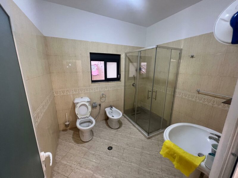 Affittasi casa di 90 m² a Durazzo, nella zona "Muzeumi Durres", al prezzo di 400 € al mese.