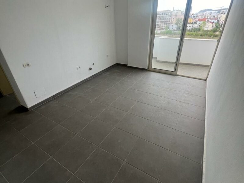 Shitet apartament ne Golem. Pak hapa nga plazhi