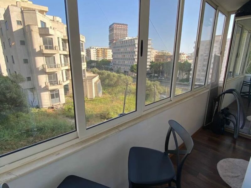 Apartament per shitje te Shkëmbi Kavajës buze plazhit